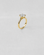 Brilliant Cut Tapered Engagement Ring — Yellow gold