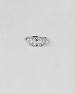 Femstensring med asscher- och smaragdslipade diamanter